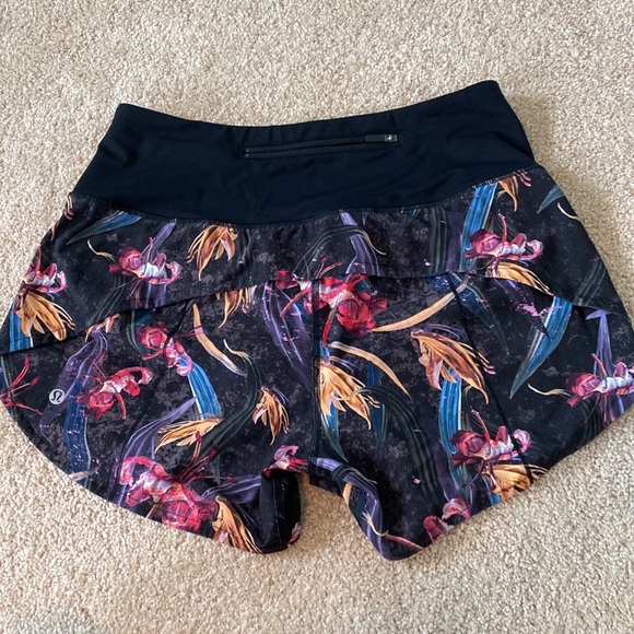 Speed up Lululemon shorts. Size 6. - Picture 4 of 6